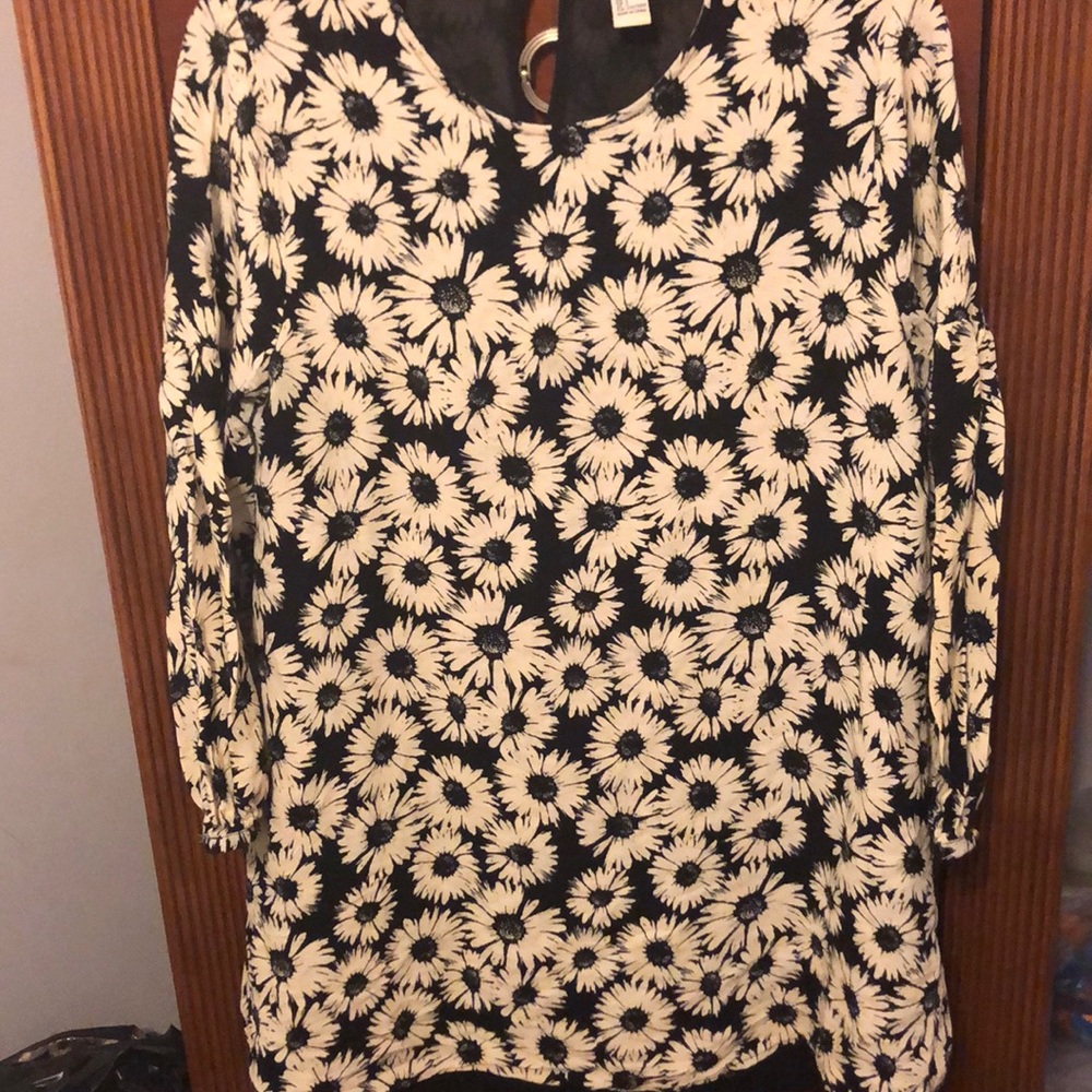Black and white Daisy top!!🤗